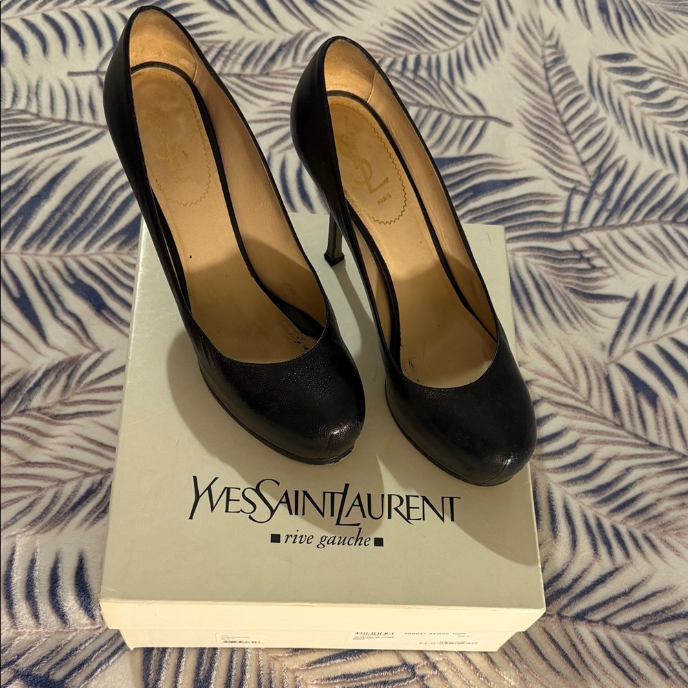 Yves Saint Laurent Tribtoo pumps Black